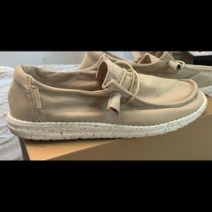 Hey Dude, size 8, beige